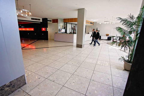 Golden Pebble Hotel - Perth Resorts 10