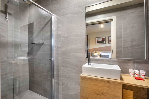 Nightcap at Manhattan Hotel - Perth Resorts 13