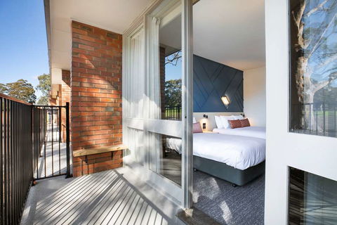 Nightcap At Sandown Park Hotel - Perth Resorts 3