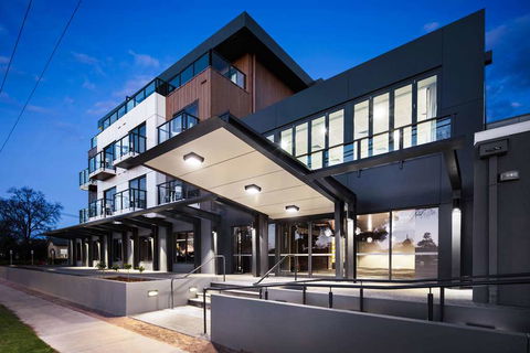 Quality Hotel Lakeside - Perth Resorts 1