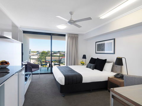 Oaks Carlyle - Accommodation Perth 2