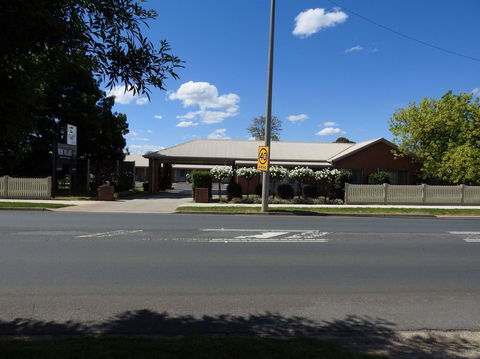 Wine Village Motor Inn - Accommodation Perth 2