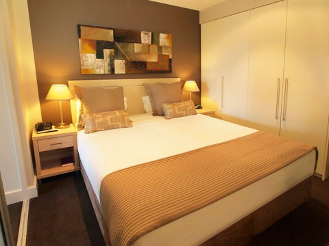 Oaks Pier Plaza - Accommodation Perth 2