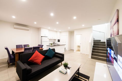 3BR Townhouse Double Garage Walk To Lake Ginninderra - Accommodation Perth 0