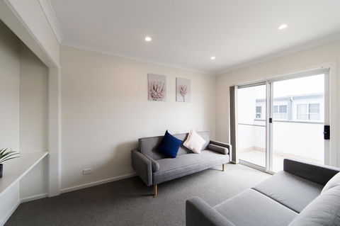 3BR Townhouse Double Garage Walk To Lake Ginninderra - Accommodation Perth 3