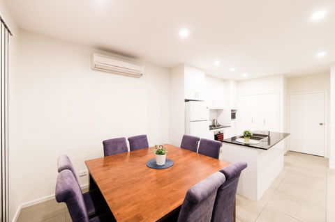 3BR Townhouse Double Garage Walk To Lake Ginninderra - Accommodation Perth 2