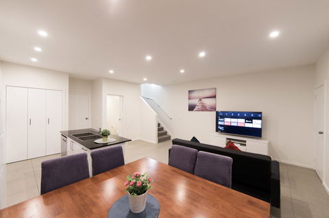 3BR Townhouse Double Garage Walk To Lake Ginninderra - Accommodation Perth 1