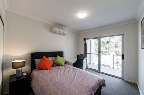 3BR Townhouse Double Garage Walk To Lake Ginninderra - Accommodation Perth 7