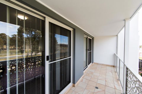 3BR Townhouse Double Garage Walk To Lake Ginninderra - Accommodation Perth 8