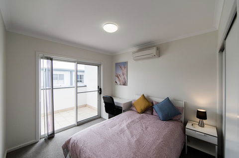 3BR Townhouse Double Garage Walk To Lake Ginninderra - Accommodation Perth 4