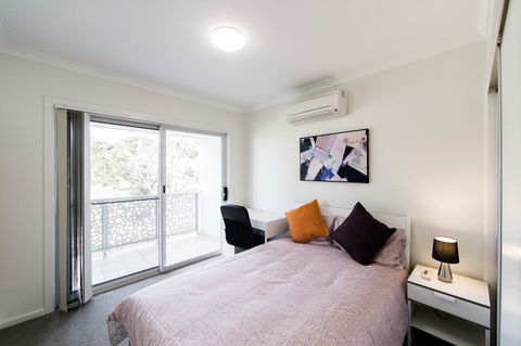 3BR Townhouse Double Garage Walk To Lake Ginninderra - Accommodation Perth 6