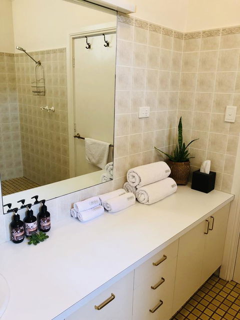 The Lake House Retreat - Accommodation Perth 7