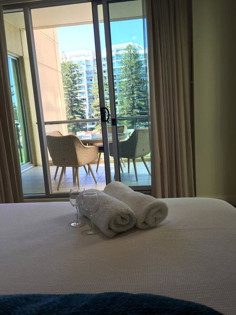 Beachside Luxury Apartments One & Two Bedroom In Beachfront Oaks Pier Building - Perth Resorts 24