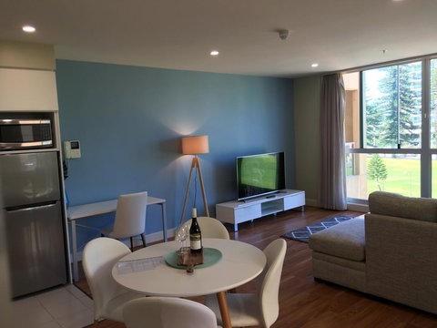 Beachside Luxury Apartments One & Two Bedroom In Beachfront Oaks Pier Building - Perth Resorts 19