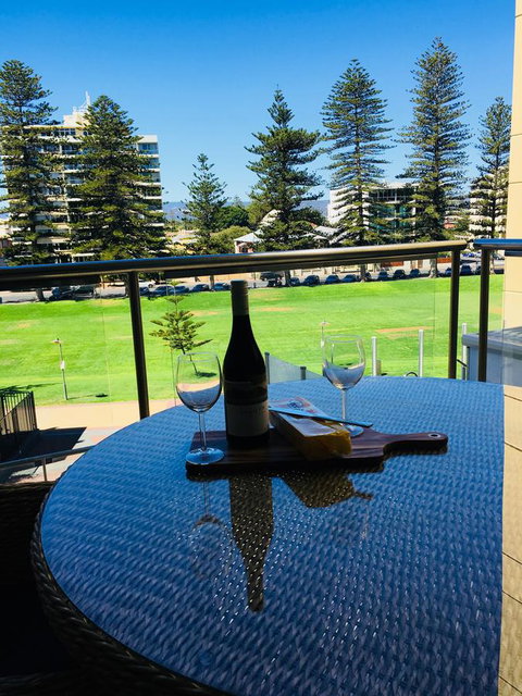 Beachside Luxury Apartments One & Two Bedroom In Beachfront Oaks Pier Building - Perth Resorts 26