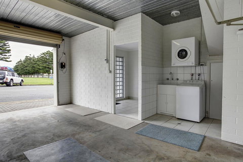 Tasman Beachside Apartment - Perth Resorts 11