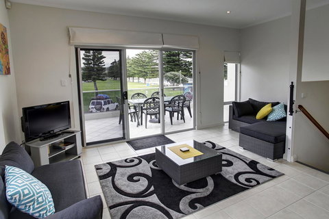 Tasman Beachside Apartment - Perth Resorts 4