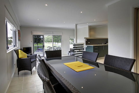 Tasman Beachside Apartment - Perth Resorts 5