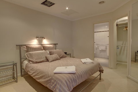 Tasman Beachside Apartment - Perth Resorts 6