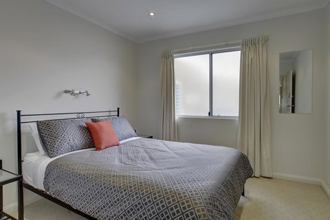 Tasman Beachside Apartment - Perth Resorts 8