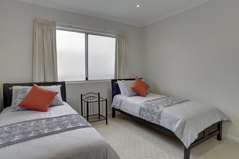 Tasman Beachside Apartment - Perth Resorts 9