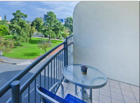 Spacious 4 BR And 2 Bathrooms City Apartment - Accommodation Perth 7