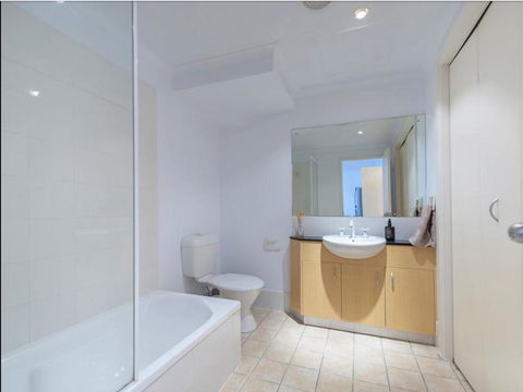 Spacious 4 BR And 2 Bathrooms City Apartment - Accommodation Perth 8