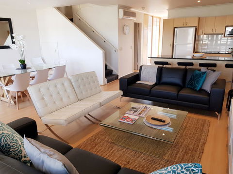 Spacious 4 BR And 2 Bathrooms City Apartment - Accommodation Perth 0