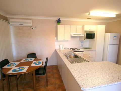 Lake Edge Apartments - Perth Resorts 7
