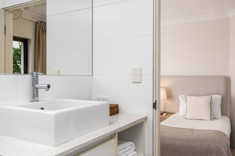 Bayview Beachfront Apartments, In Town Right On The Beach - Accommodation Perth 31