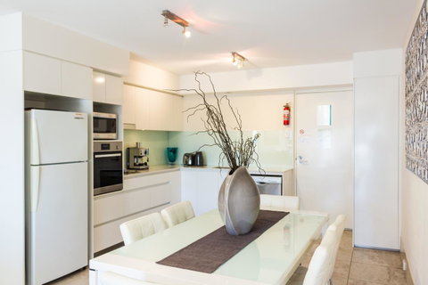 Bayview Beachfront Apartments, In Town Right On The Beach - Accommodation Perth 42