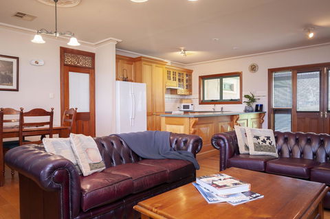 Angaston Saleyards Luxury Accommodation - Perth Resorts 5