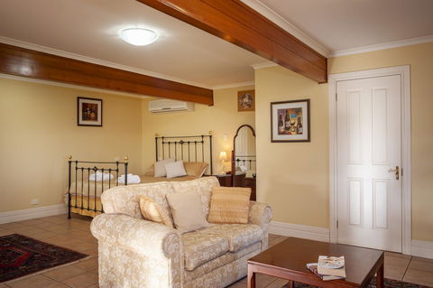 Angaston Saleyards Luxury Accommodation - Perth Resorts 19