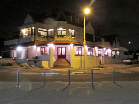 McCloud House - Perth Resorts 8