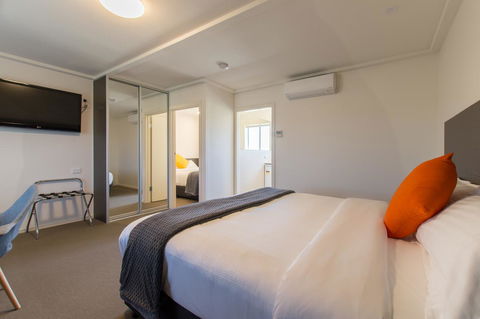 Mick O\'Sheas - Accommodation Perth 14