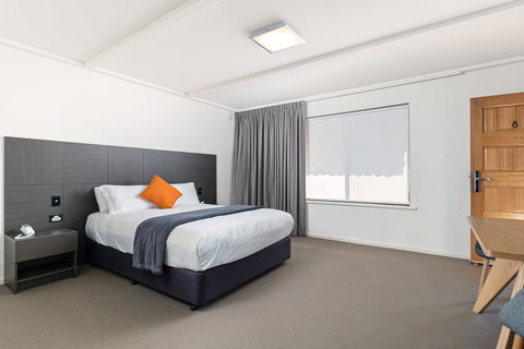 Mick O\'Sheas - Accommodation Perth 4