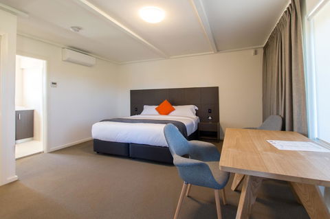 Mick O\'Sheas - Accommodation Perth 29