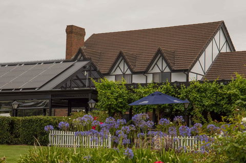 Mick O\'Sheas - Accommodation Perth 37