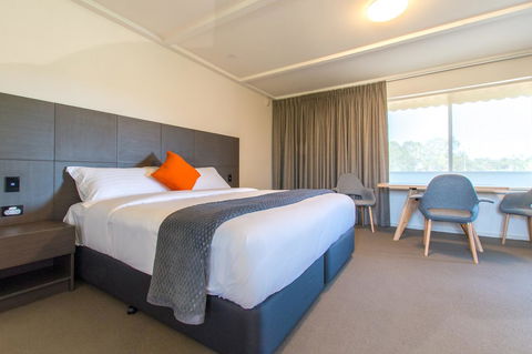 Mick O\'Sheas - Accommodation Perth 0
