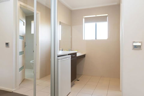Mick O\'Sheas - Accommodation Perth 3