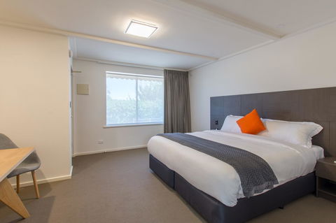 Mick O\'Sheas - Accommodation Perth 9