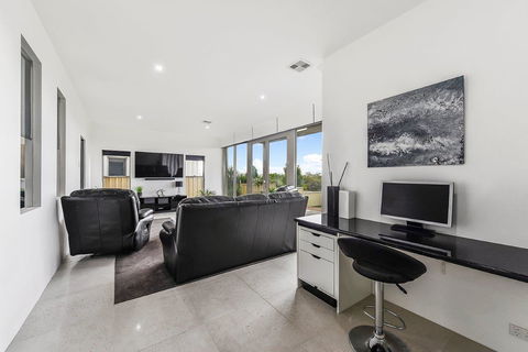 KENNEDY EXECUTIVE TOWNHOUSE - Accommodation Perth 16