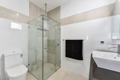 KENNEDY EXECUTIVE TOWNHOUSE - Accommodation Perth 7