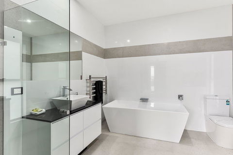 KENNEDY EXECUTIVE TOWNHOUSE - Accommodation Perth 1