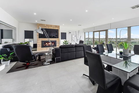 KENNEDY EXECUTIVE TOWNHOUSE - Accommodation Perth 19