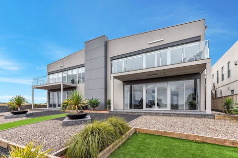 KENNEDY EXECUTIVE TOWNHOUSE - Accommodation Perth 15
