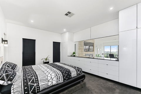 KENNEDY EXECUTIVE TOWNHOUSE - Accommodation Perth 11