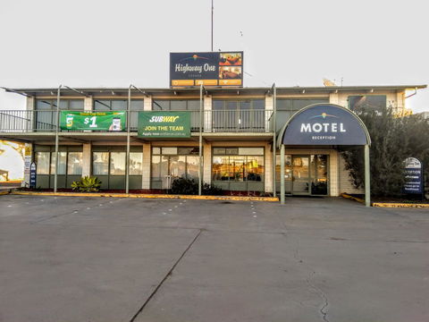 Highway One Motel - Perth Resorts 14