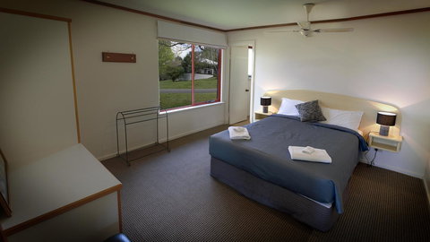 Karri Mia Chalets And Studios - Perth Resorts 20