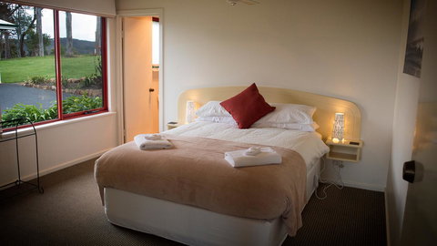 Karri Mia Chalets And Studios - Perth Resorts 7